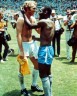 Два легендарных капитана Пеле и Бобби Мур обмениваются майками в знак взаимоуважения. Чемпионат мира по футболу, 1970 год.   