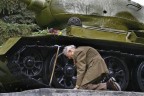 Ветеран около танка т34-85, на котором он воевал во время Великой Отечественной Войны. 