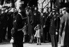 Похороны президента Джона Кеннеди, которые состоялись 25 ноября 1963 года, в день рождения Джона Кеннеди младшего. По всему миру транслировались кадры, где Джон Кеннеди-младший салютует гробу своего отца. 