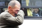 Человек из Северной Кореи (справа) машет рукой из автобуса плачущему южнокорейцу после семейной встречи у горы Кумганг, 31 октября 2010 года. Их разлучила война 1950-53 годов.   