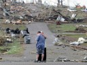 Мать и сын в Конкорд, Алабама, около их дома, который был полностью разрушен торнадо. Апрель, 2011 год.   