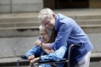 Филис Сигал, 76 лет, и Конни Копелов, 84 года. Первая однополая пара, зарегистрировшая брак в Манхэттене.   