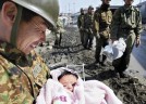 Спасённая солдатами, 4-месячная девочка, после японского цунами. 