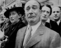 Французские граждане, при входе нацистов в Париж во время Второй мировой войны.   
