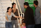 Журналисты Юна Ли и Лора Линг, которые были арестованы в Северной Корее и приговорены к каторжным работам на 12 лет, воссоединены с их семьями в Калифорнии. После успешного дипломатического вмешательства США.   